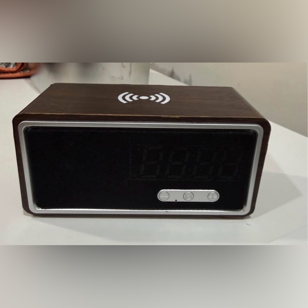 Retro Wood Grain Style BT Speaker Alarm Clock/Wireless Charger
